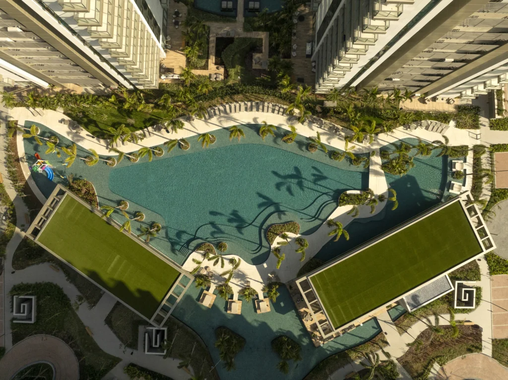 11 - Vista aérea piscinas, solario e deck praia