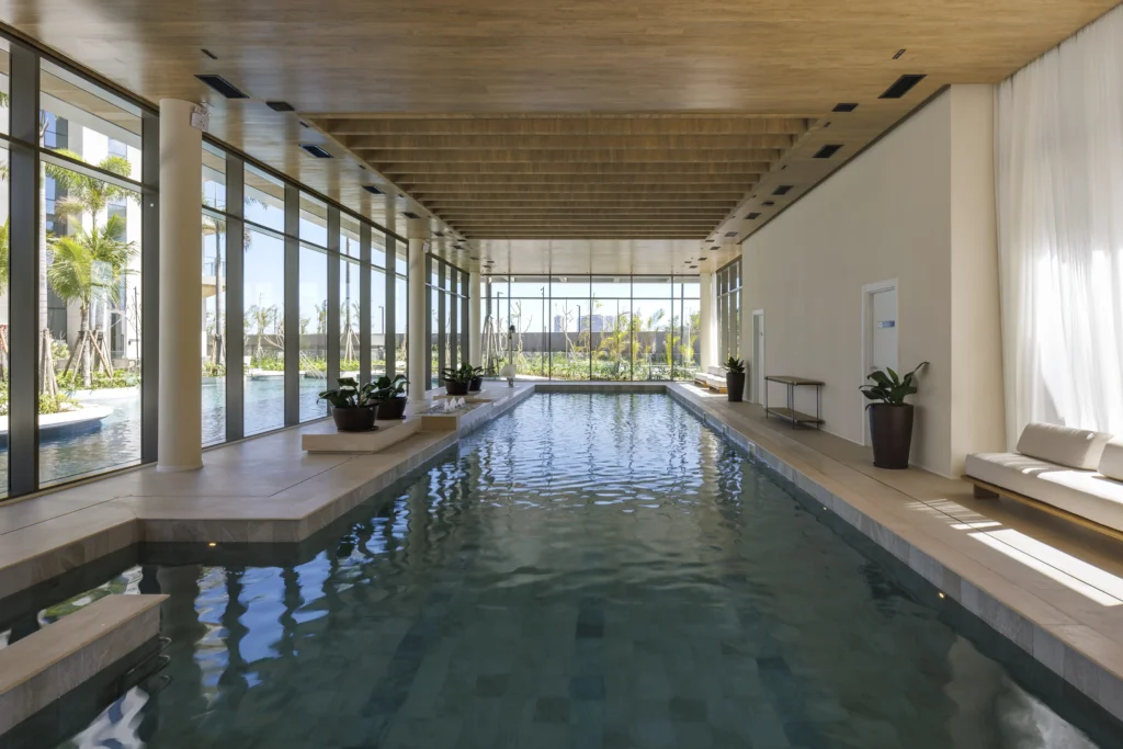 16 - Piscina coberta climatizada com raia