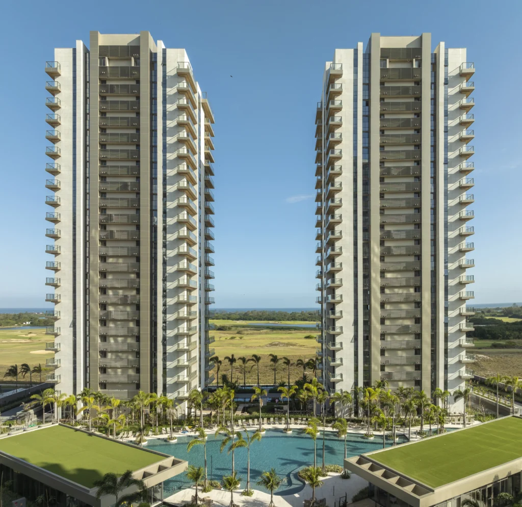53 - Vista aérea piscinas e fachadas Oceana 3.000 e 4.000