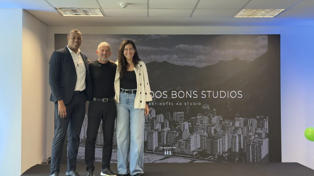 Alexandre Feu e convidados diante do painel da palestra Anatomia dos Bons Studios na Somma Rio